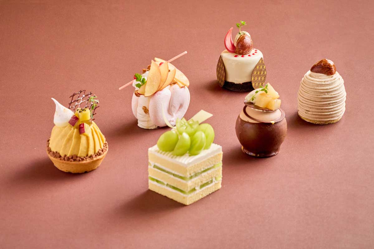 <br>季節のスイーツフェア<br><span class="font-14pt u-font-12pt--on-mobile">美しさのなかにある<br>豊かな香りと食感を味わうスイーツ</span>