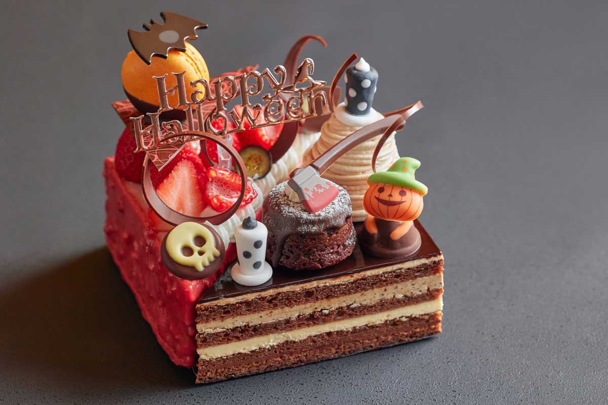 <br>ハロウィン・アソート<br><span class="font-14pt u-font-12pt--on-mobile">ベリームースとガトーオペラ、2種のケーキに<br>様々なプティガトーをたっぷりトッピング。<br>子ども大人もワクワクする、<br>この時期だけのハロウィンケーキ。</span>