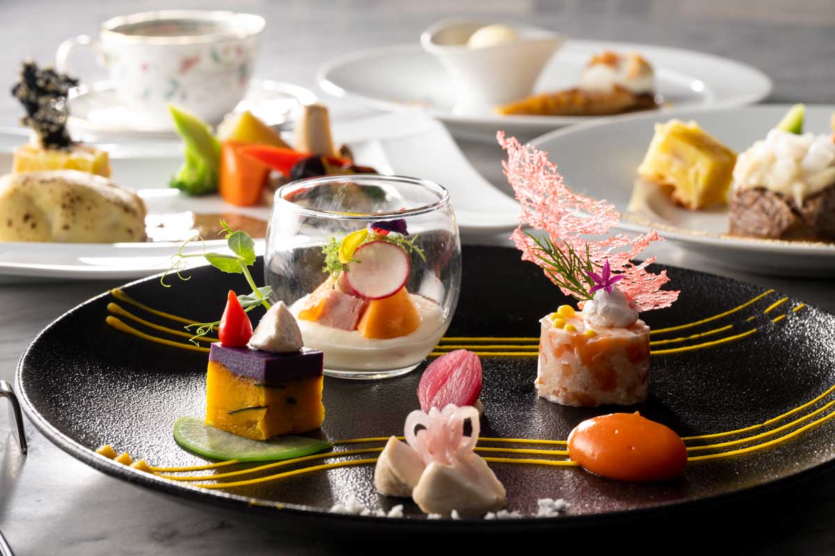 <br>ビストロランチ<br><span class="font-14pt">カジュアルな中にも、<br>ホテルらしい上質感を感じさせる料理と空間。<br>「国産牛のコンフィ 」または「マトウダイのヴァプール」<br>から選ぶメイン、<br>パティシエ特製デザートで至福のひとときを。</span>