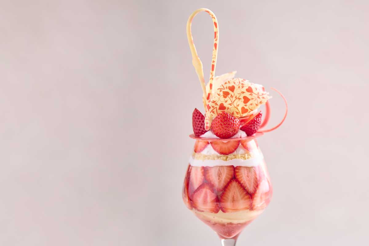 <br><span class="u-color-red">NEW</span> スワンパフェ～あまおう苺～<br><span class="font-14pt">真紅の花びらがグラスに咲く、あまおう尽くしの誘惑。<br>濃厚な甘みと香りに包まれる、<br>華やかで優雅なストロベリーパフェ。</span>